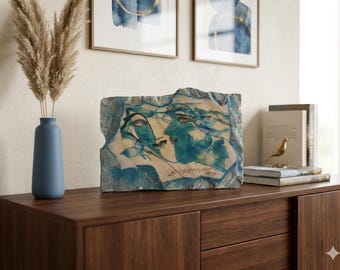 Retrato artístico vintage de 1997 en mármol pintado a mano por Karpathos, color azul mediterráneo. Decoración única para el hogar.