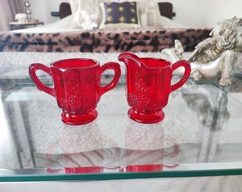 Juego de azucarero y cremera Fenton vintage de vidrio rojo rubí con diseño de vid de paneles