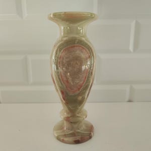 Pu&ograve; includere: Una tazza di ceramica bianca con manico nero e la scritta "But First, Coffee" in grassetto nero. La tazza &egrave; posta su uno sfondo neutro, che ne evidenzia il design semplice.