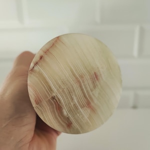 Pu&ograve; includere: Una tazza di ceramica bianca con manico nero e la scritta "But First, Coffee" in nero, in grassetto. La tazza &egrave; appoggiata su una superficie di legno. La tazza &egrave; alta circa 10 cm.