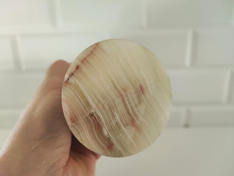 Pu&ograve; includere: Una tazza di ceramica bianca con manico nero e la scritta "But First, Coffee" in nero, in grassetto. La tazza &egrave; appoggiata su una superficie di legno. La tazza &egrave; alta circa 10 cm.