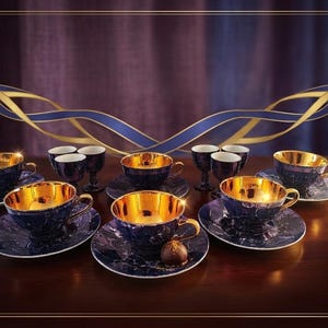 Könnte beinhalten: Ein Teeservice bestehend aus mehreren Tassen und Untertassen mit dunkelblauem Marmormuster und reflektierendem Goldinterieur. Das Set enthält passende kleine Kelche auf Stielen und eine einzelne runde Schokoladentrüffel auf einer Untertasse.