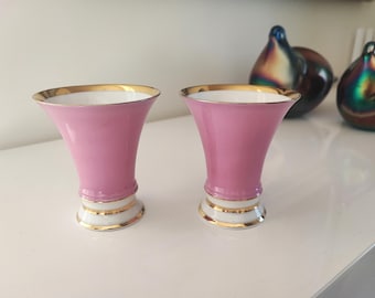 Coppia di vasi vintage in porcellana rosa e oro Fürstenberg – metà del XX secolo, di produzione tedesca.