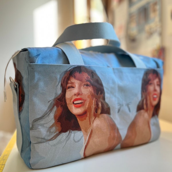 1989 Taylor inspiriert Weekender Slumber sportliches Reisegepäck, kommt mit passender Make-up-Tasche. Benutzerdefinierte Stoff Handmade in Italien.