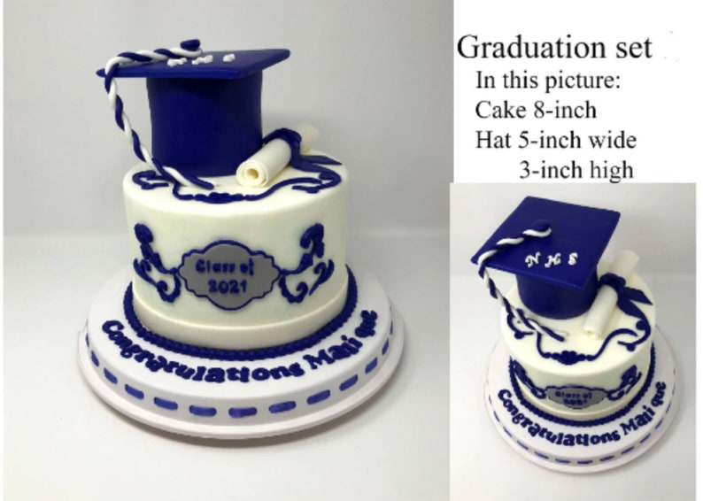 Puede incluir: Un pastel de graduaci&oacute;n con un birrete azul y un diploma. El pastel blanco tiene detalles decorativos azules y el texto "Class of 2021". El pastel tiene 20 cm de di&aacute;metro, el sombrero mide 13 cm de ancho y 8 cm de alto.