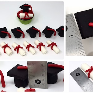 Puede incluir: Decoraci&oacute;n de cupcake con tem&aacute;tica de graduaci&oacute;n con birrete y diploma, junto con varios birretes y diplomas en miniatura. Los birretes son negros con detalles rojos, los diplomas son blancos con cintas rojas.