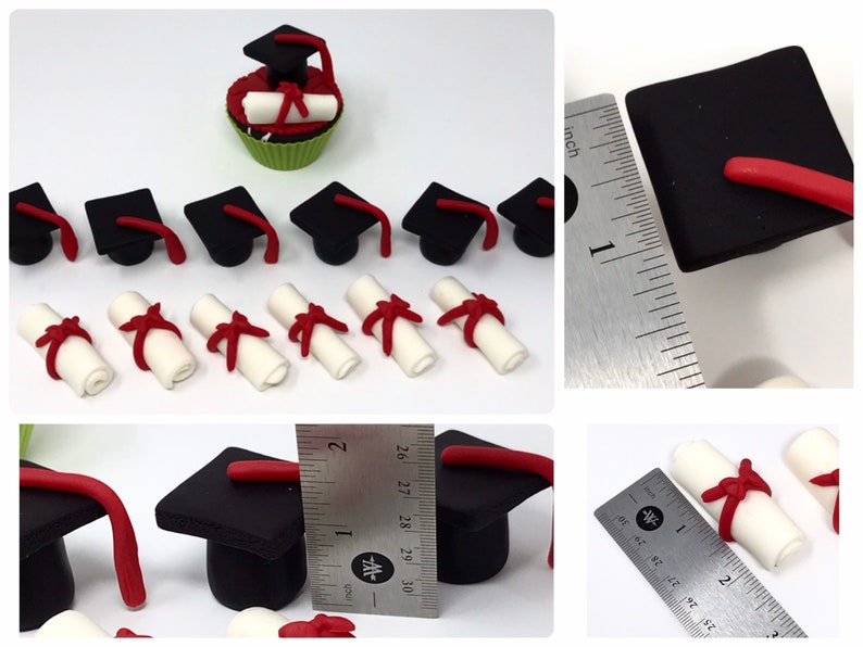 Puede incluir: Decoraci&oacute;n de cupcake con tem&aacute;tica de graduaci&oacute;n con birrete y diploma, junto con varios birretes y diplomas en miniatura. Los birretes son negros con detalles rojos, los diplomas son blancos con cintas rojas.