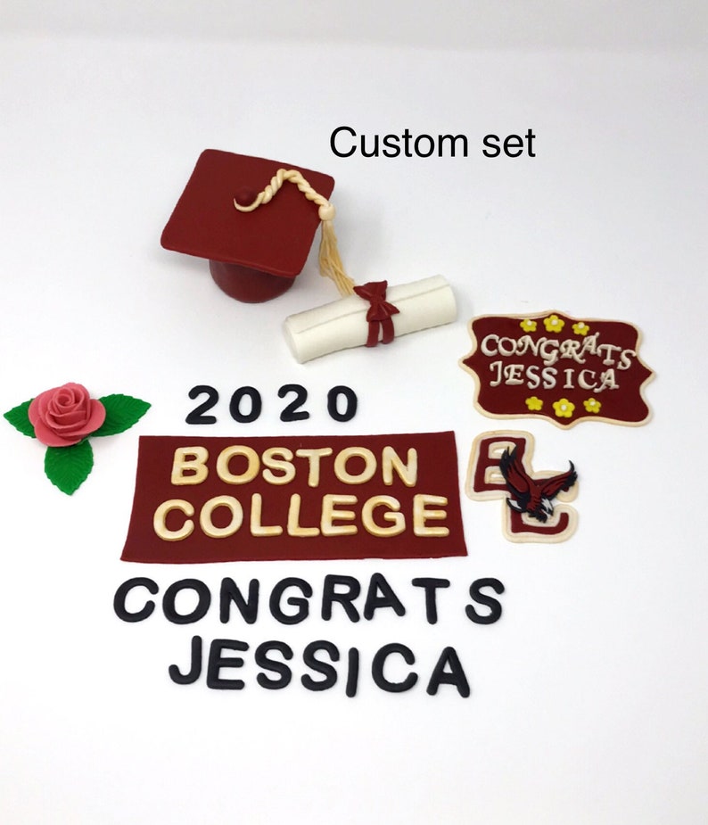 Puede incluir: Un conjunto de graduaci&oacute;n personalizado con birrete granate, diploma y elementos decorativos. Incluye una pancarta granate con "BOSTON COLLEGE" y el a&ntilde;o "2020". Tambi&eacute;n incluye el texto "CONGRATS JESSICA".