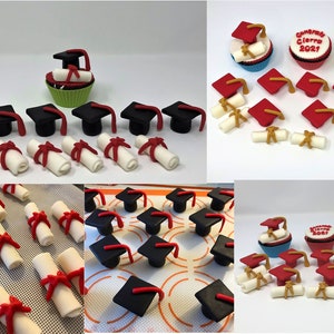Puede incluir: Un collage de adornos y decoraciones para cupcakes con tem&aacute;tica de graduaci&oacute;n. Los adornos incluyen birretes negros con borlas rojas, diplomas enrollados atados con cintas rojas y cupcakes decorados con gorras de graduaci&oacute;n y diplomas. Un cupcake dice "Congrats Cierra 2021".