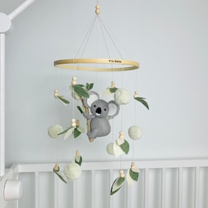 Babymobiel met koala, bladeren en houten kralen
