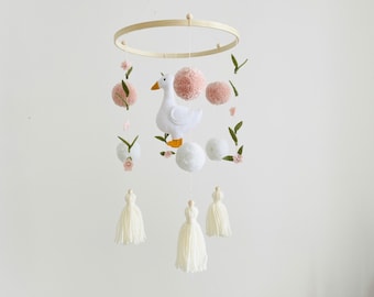 Mobile pour bébé avec oie blanche en feutrine et ses petits pompons couleur rose et blanc