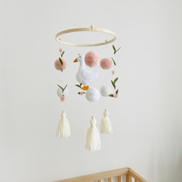 Mobile pour bébé avec oie blanche en feutrine et ses petits pompons couleur rose et blanc