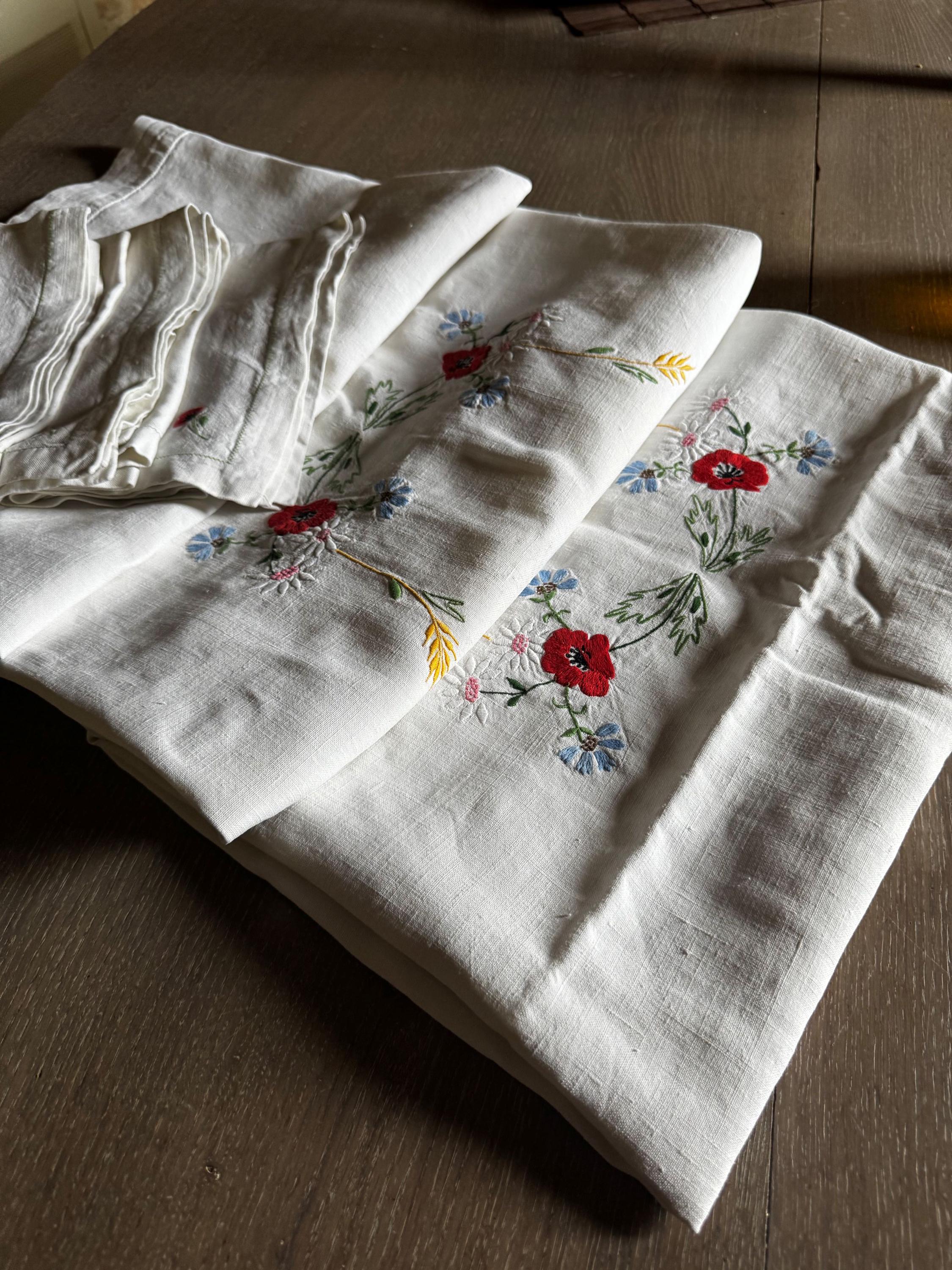 Nappe Vintage brodée en fleurs et bordures décorée (315 x