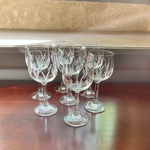 Set of 8 French Crystal Etched Wine Glasses – Handcrafted Elegance with Gold Rim