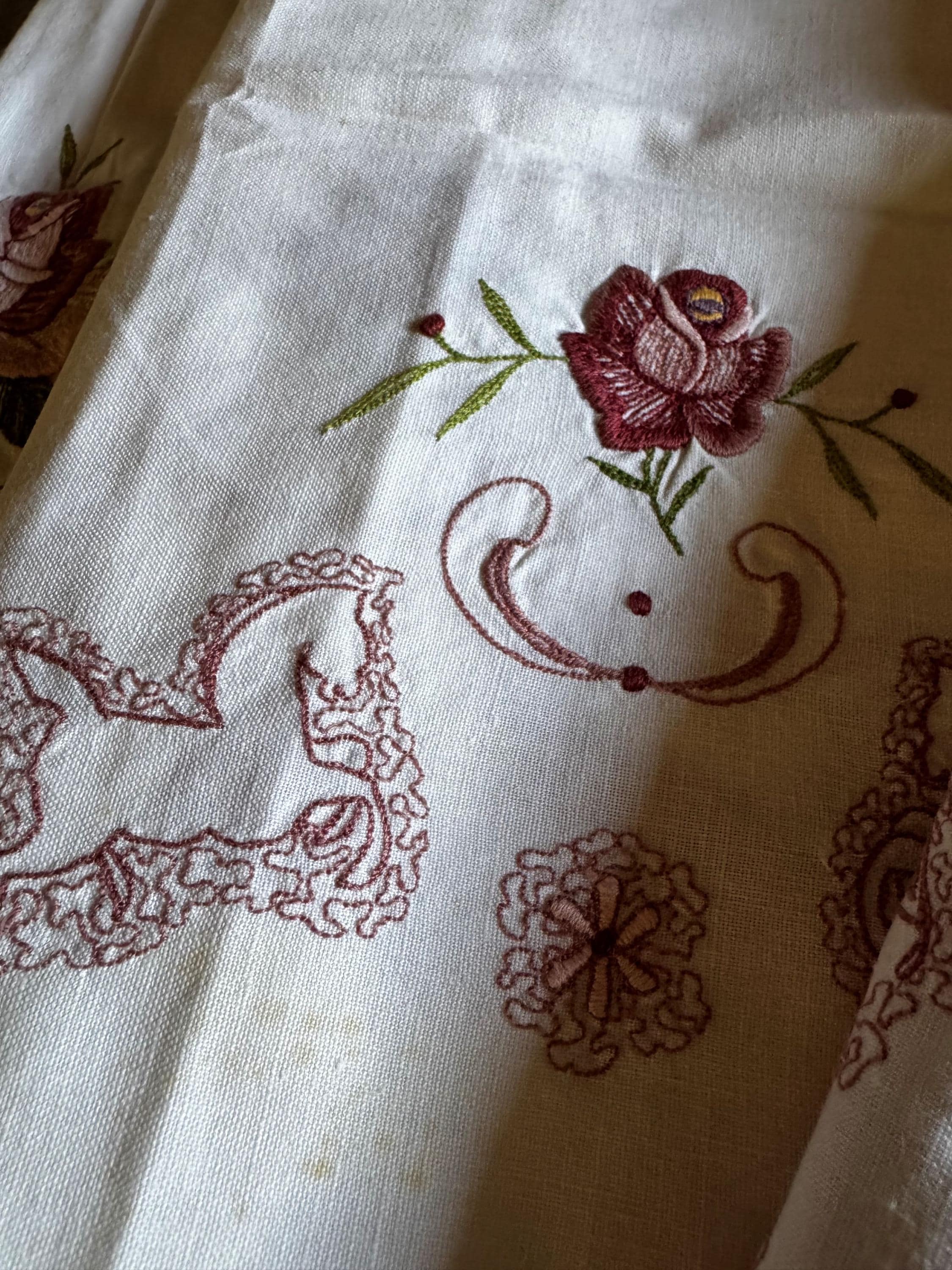 フランス製ヴィンテージ刺繍コットンテーブルクロス – 124 x 168 cm