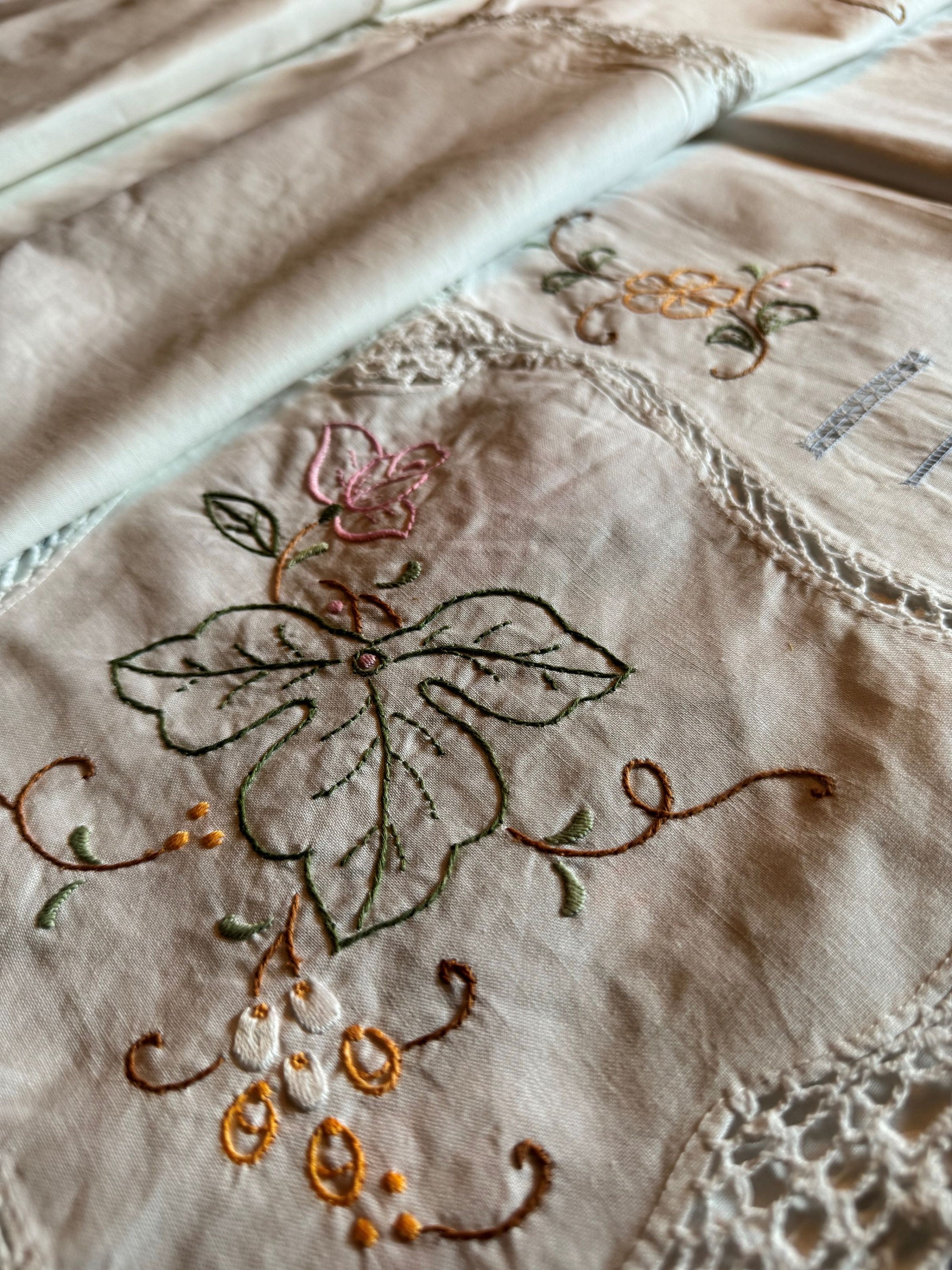 フランス製ヴィンテージ刺繍テーブルクロス（ナプキン付き） - 手縫い 