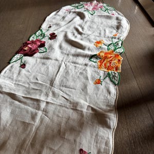 Elegant French Vintage Hand-Embroidered Linen Table Runner – Exquisite Craftsmanship