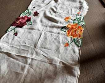 Elegante camino de mesa francés vintage de lino bordado a mano – Artesanía exquisita