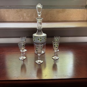 Juego de decantador de licor vintage francés y copa para cordial, pintado a mano en verde y dorado.