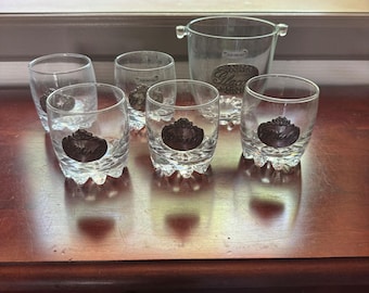 Set van 5 Franse vintage whiskyglazen met bijpassende ijsemmer – tinnen medaillons