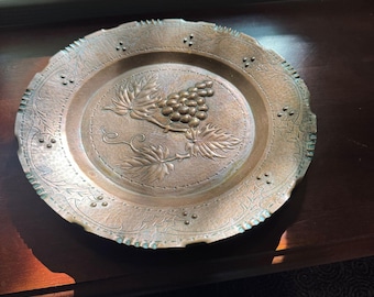 Frans vintage koperen decoratief bord – druivenmotief in reliëf