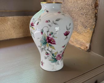 Vintage Franse handbeschilderde porseleinen vaas | Delicate Franse vaas met bloemenmotief | Elegante landelijke decoratie | Vintage Frans porselein