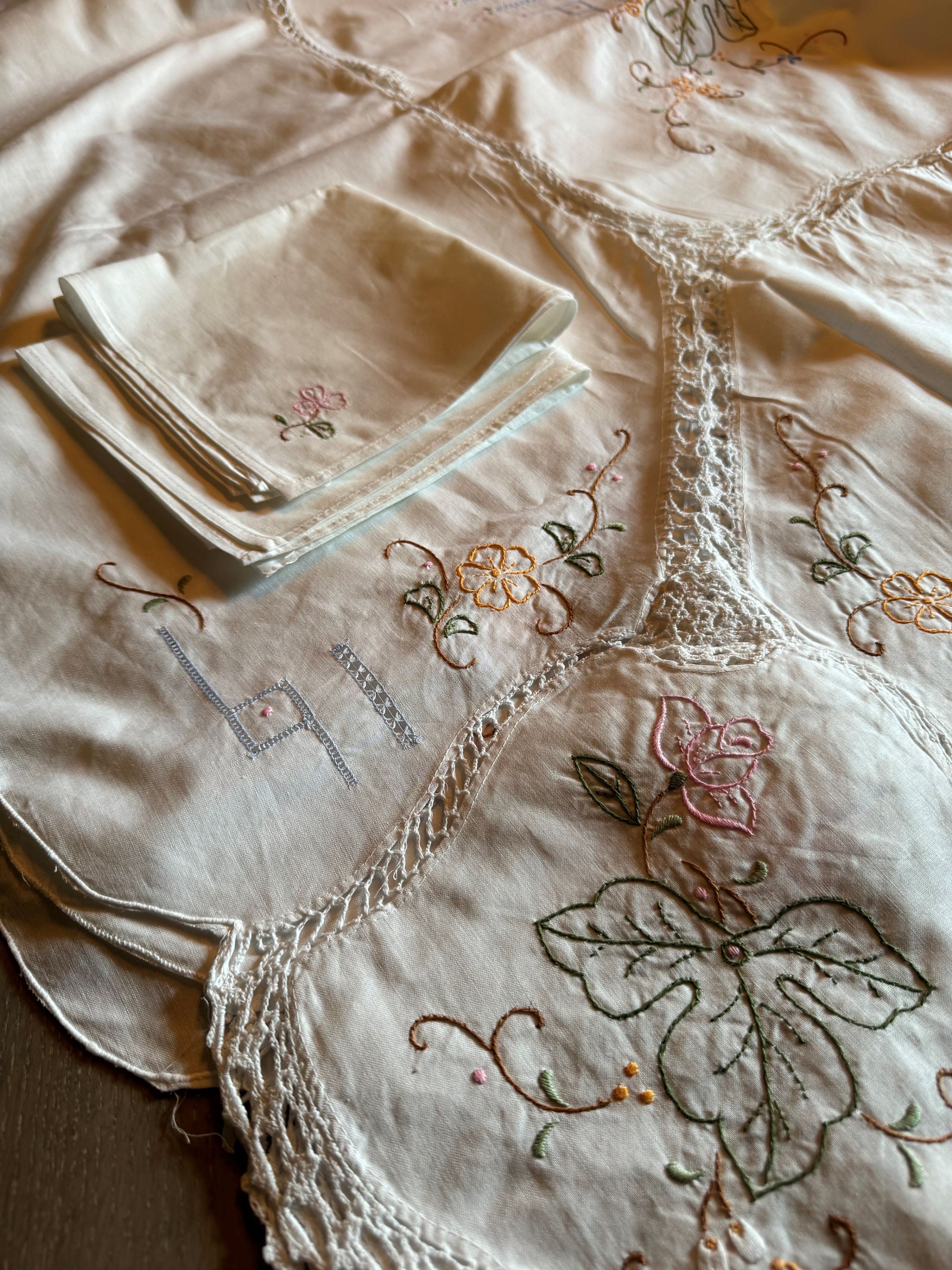 フランス製ヴィンテージ刺繍テーブルクロス（ナプキン付き） - 手縫い 