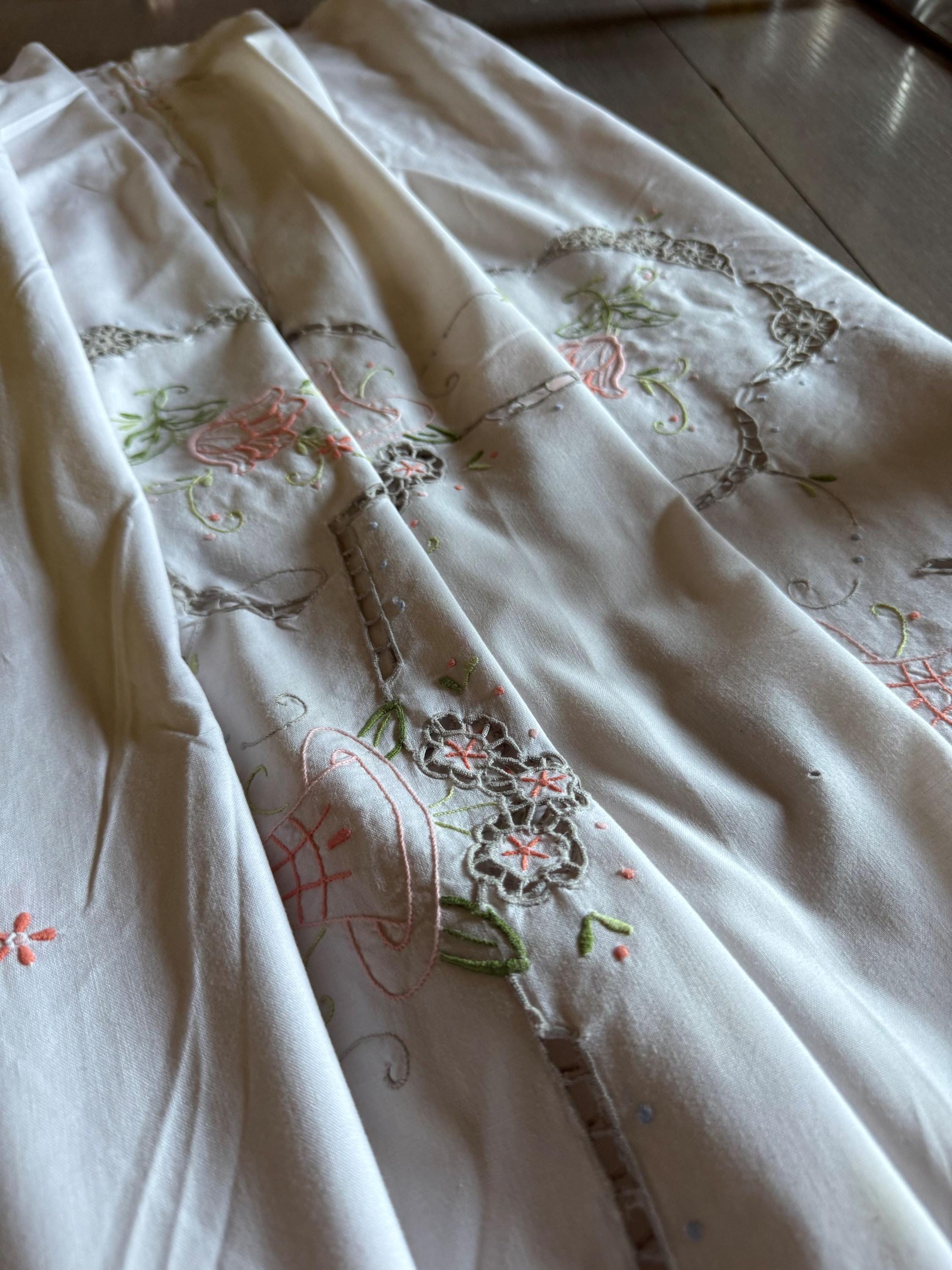 フランス製ヴィンテージ手刺繍コットンテーブルクロス – ロマンチック