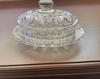 Mantequera francesa vintage de cristal tallado con tapa y plato base