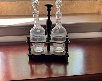 Juego de aceitera y vinagrera French Vintage – Botellas de vidrio grabado con soporte de madera