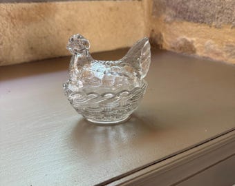 Vintage Franse glazen boterschaal in de vorm van een kip | Charmante Franse boterbewaarder in de vorm van een kip | Landelijke keukendecoratie | Rustieke Franse cottage