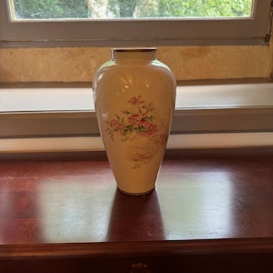 Vintage French Limoges Porcelain Vase – Hand-Painted Elegance from the Heart of France