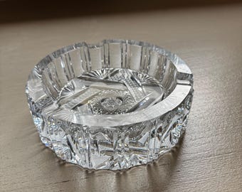 Zeldzame vintage Franse asbak van geslepen kristal | Zware, handgeslepen kristallen asbak | Elegante Franse kristallen schaal voor op het bureau of de kaptafel
