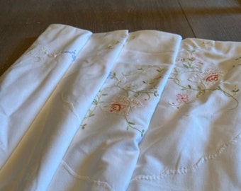 刺繍の花とアップリケが施されたヴィンテージのハンドメイドの繊細な