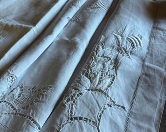 French Vintage Embroidered Linen Tablecloth – Handcrafted Floral Detail, 175x145 cm