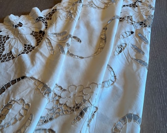 Mantel redondo francés vintage de algodón bordado de algodón – Obra artesanal única, pieza exclusiva, 140 cm.
