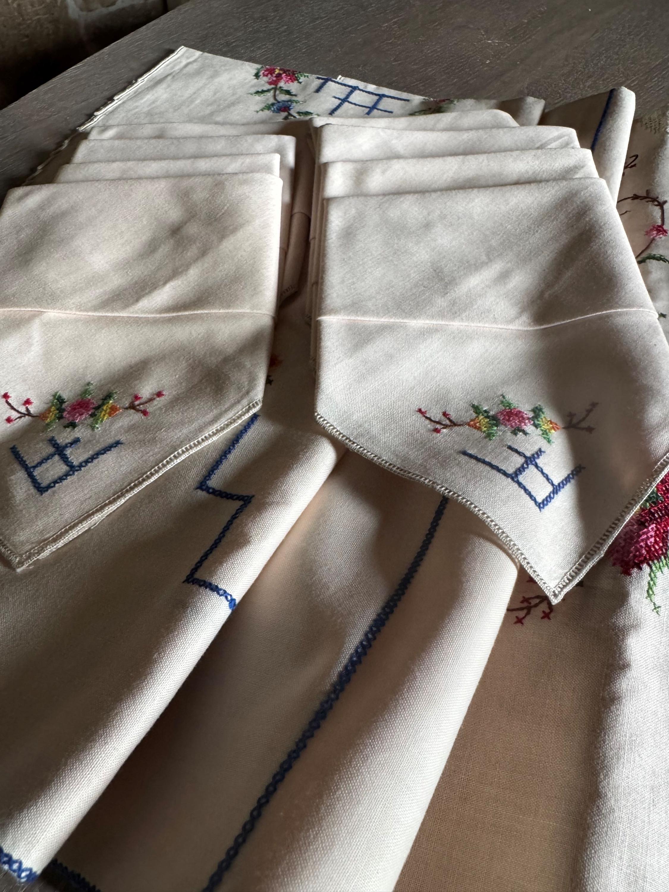 美品　フランスヴィンテージ 花柄　刺繍 テーブルクロス フランス製ヴィンテージ刺繍テーブルクロス（ナプキン8枚付き） - 花柄