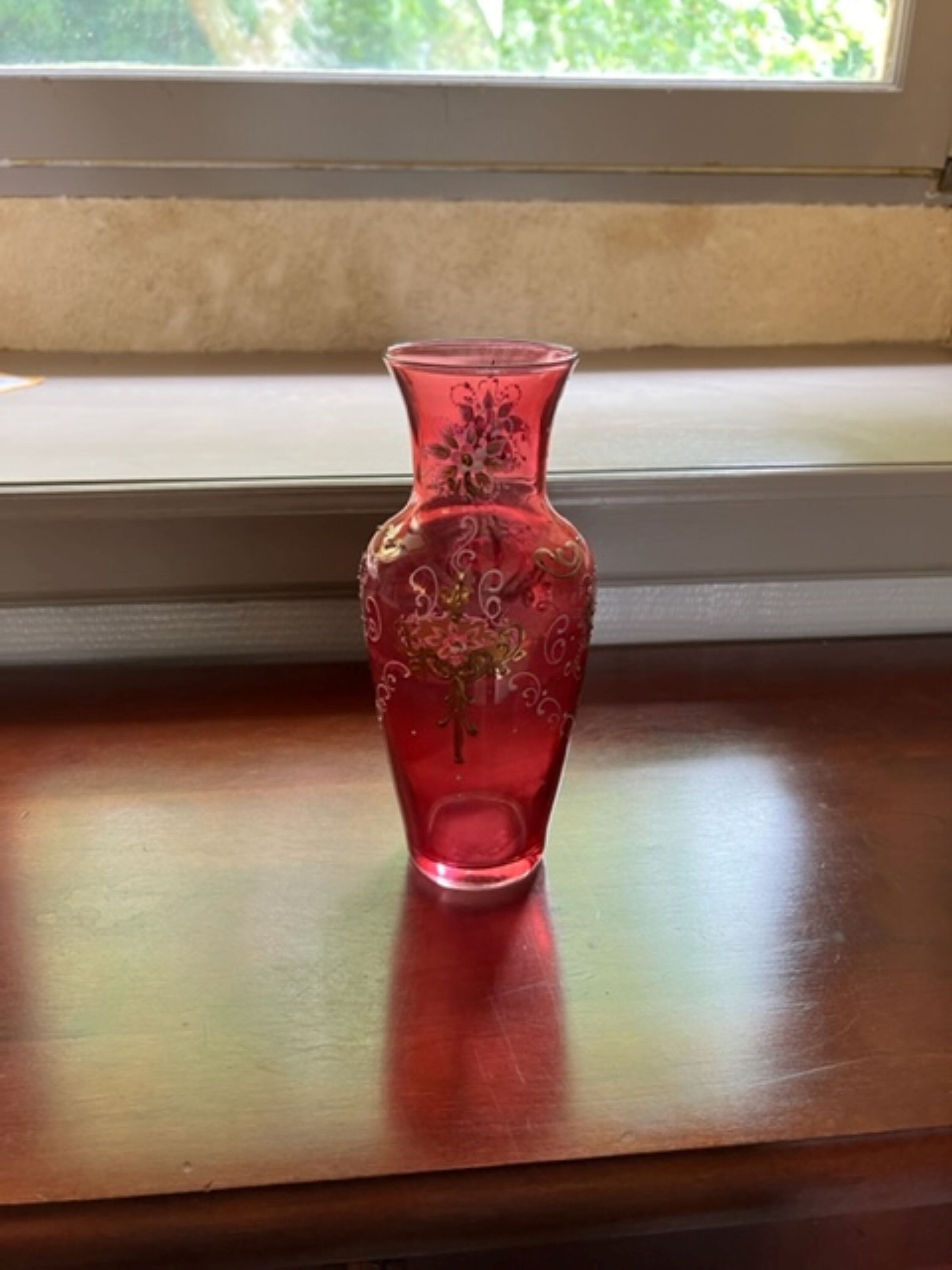 希少なフランスのヴィンテージマゼンタガラスの花瓶 – 手描きと