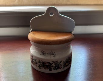 Franse vintage porseleinen zoutdoos – handgeschilderde 'Sel' met houten deksel, keukenopberger voor wandmontage