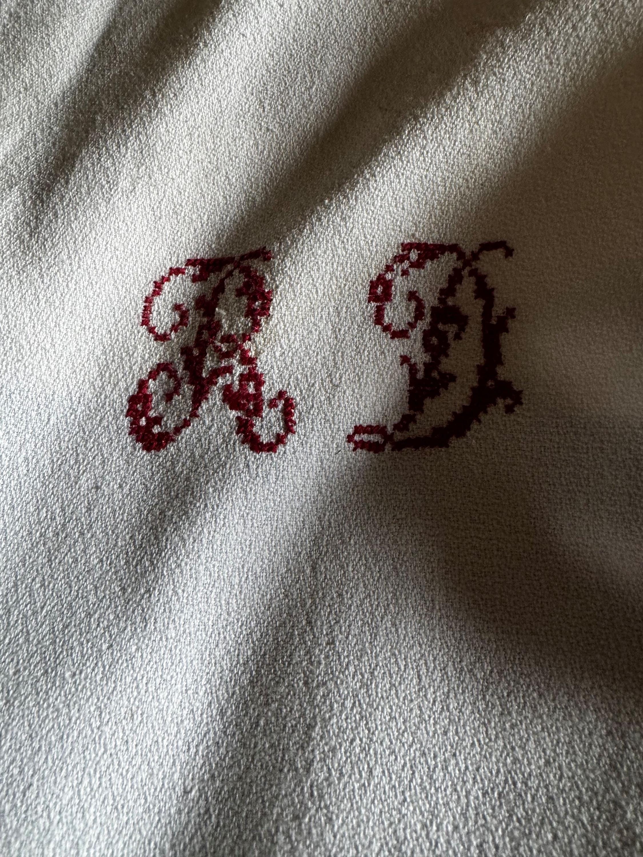 お花の刺繍が豪華なテーブルセンター、ボルドー色のお花のレースが入っ