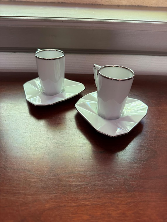 Set mit 2 Modernist Espresso Tassen & Untertassen - Weißes Porzellan mit Silberrand