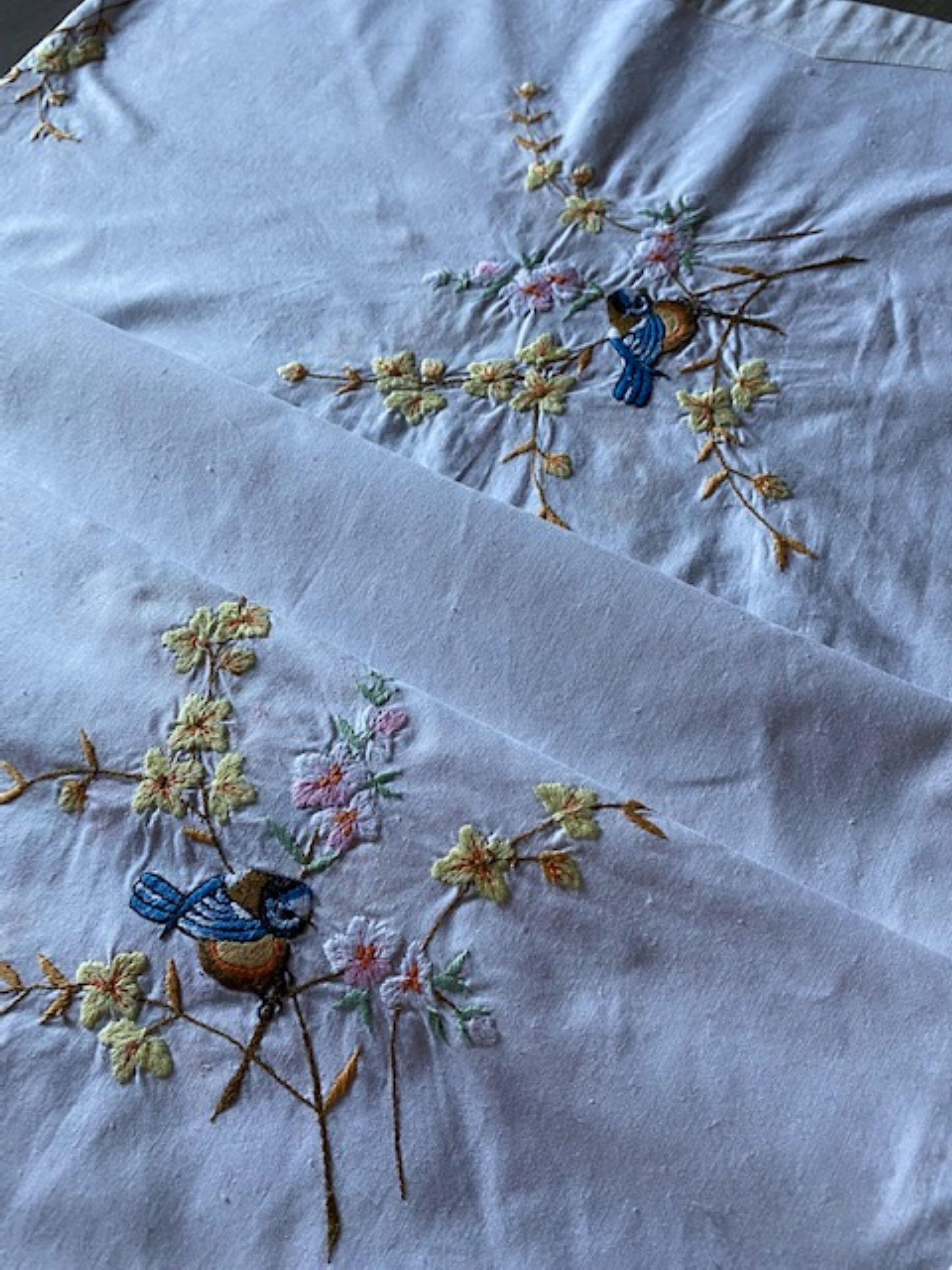 フランスのヴィンテージ刺繍コットンテーブルクロス – 見事な手仕事と