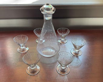 Vintage Franse karafset van geëtst kristal | Franse glazen karaf met 6 bijpassende aperitiefglazen | Frans barservies uit het midden van de 20e eeuw