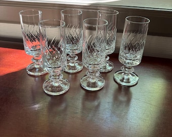 Set van 6 Franse vintage aperitiefglazen van geslepen kristal | Franse likeurglazen | Kristallen wijnglazen uit het midden van de 20e eeuw