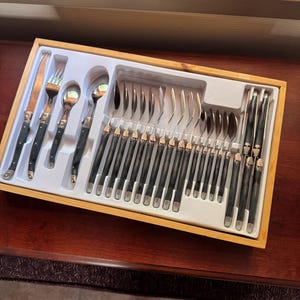 Set di posate vintage francesi Laguiole per 6 persone / 24 pezzi di posate in acciaio inox / Manici grigi / Servizio da tavola francese