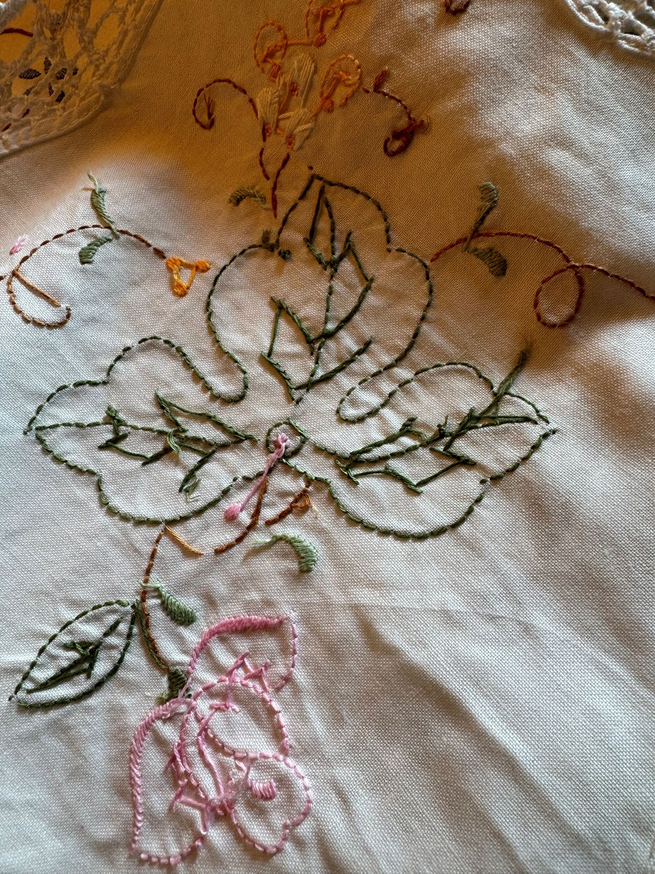 フランス製ヴィンテージ刺繍テーブルクロス（ナプキン付き） - 手縫い 