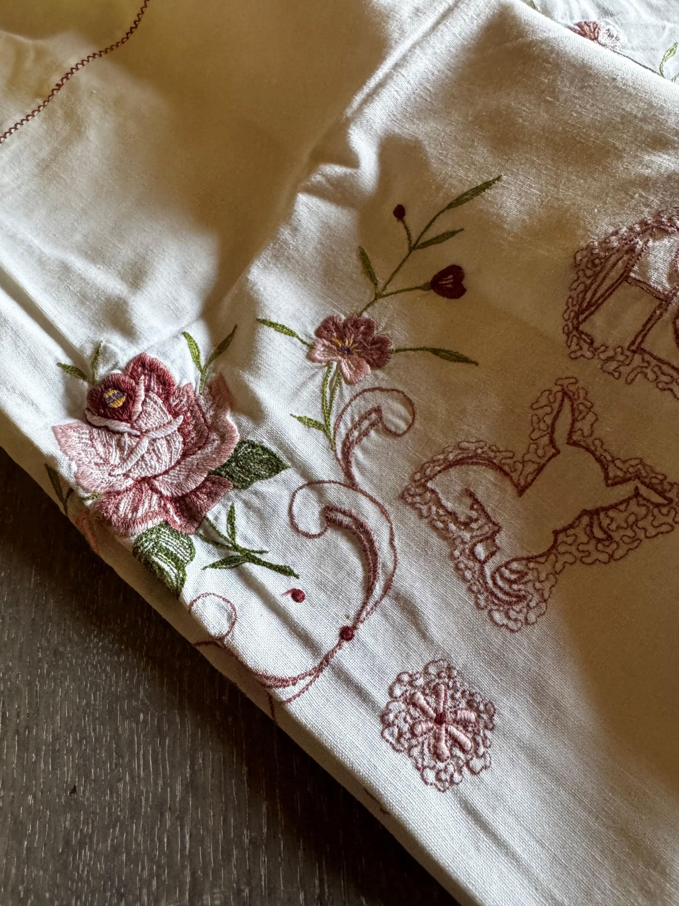 フランス製ヴィンテージ刺繍コットンテーブルクロス – 124 x 168 cm