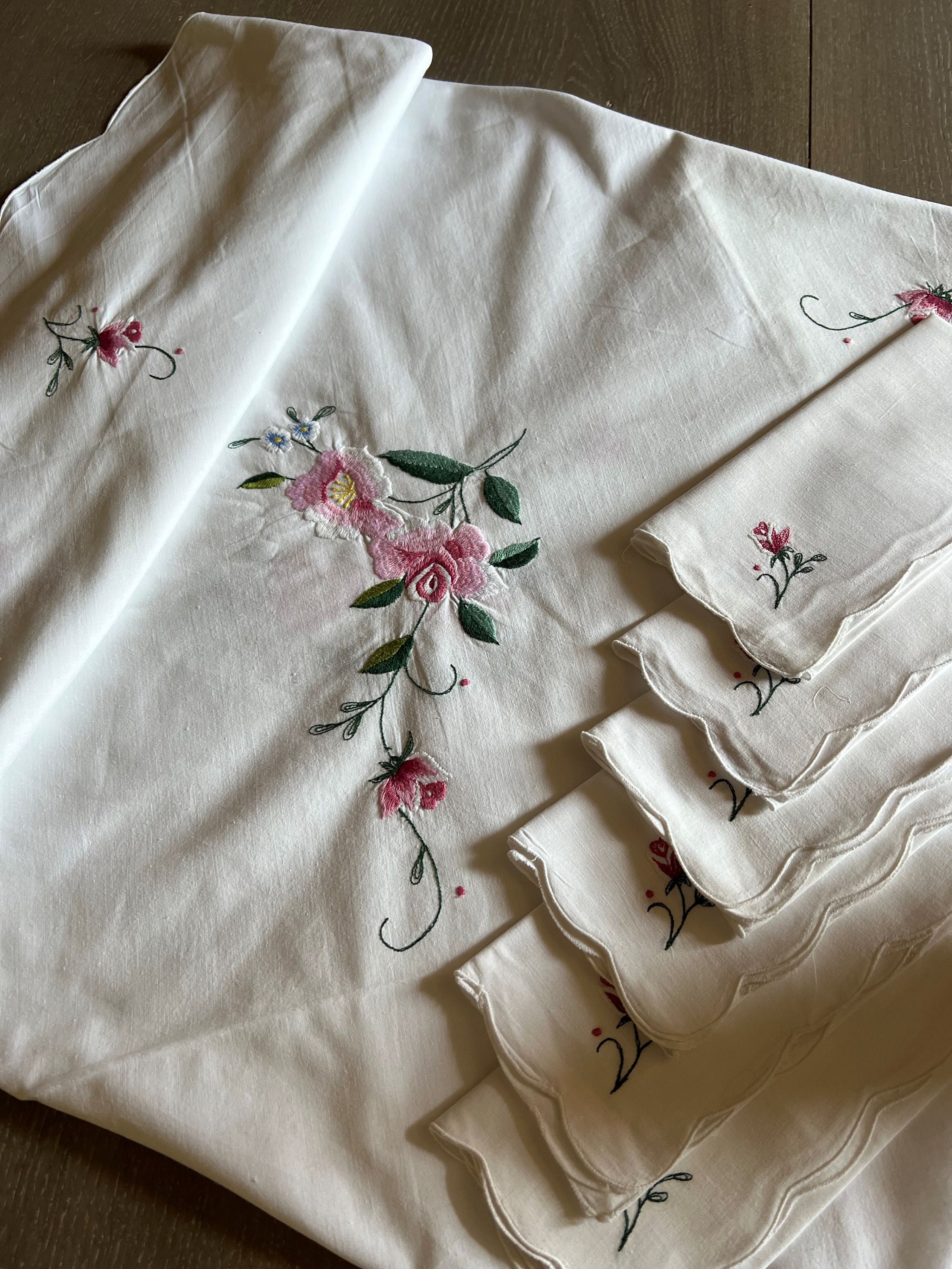 フランス製ヴィンテージ刺繍テーブルクロスとナプキン8枚セット – 上質
