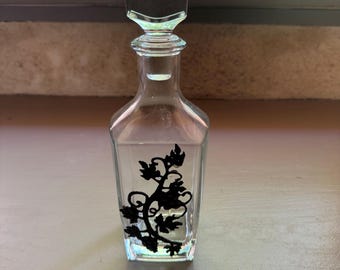 Franse vintage kristallen karaf met stop – elegant bargerei met zwart wijnstokmotief