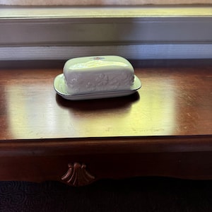 Französische Vintage Classic Porzellan Butterdose